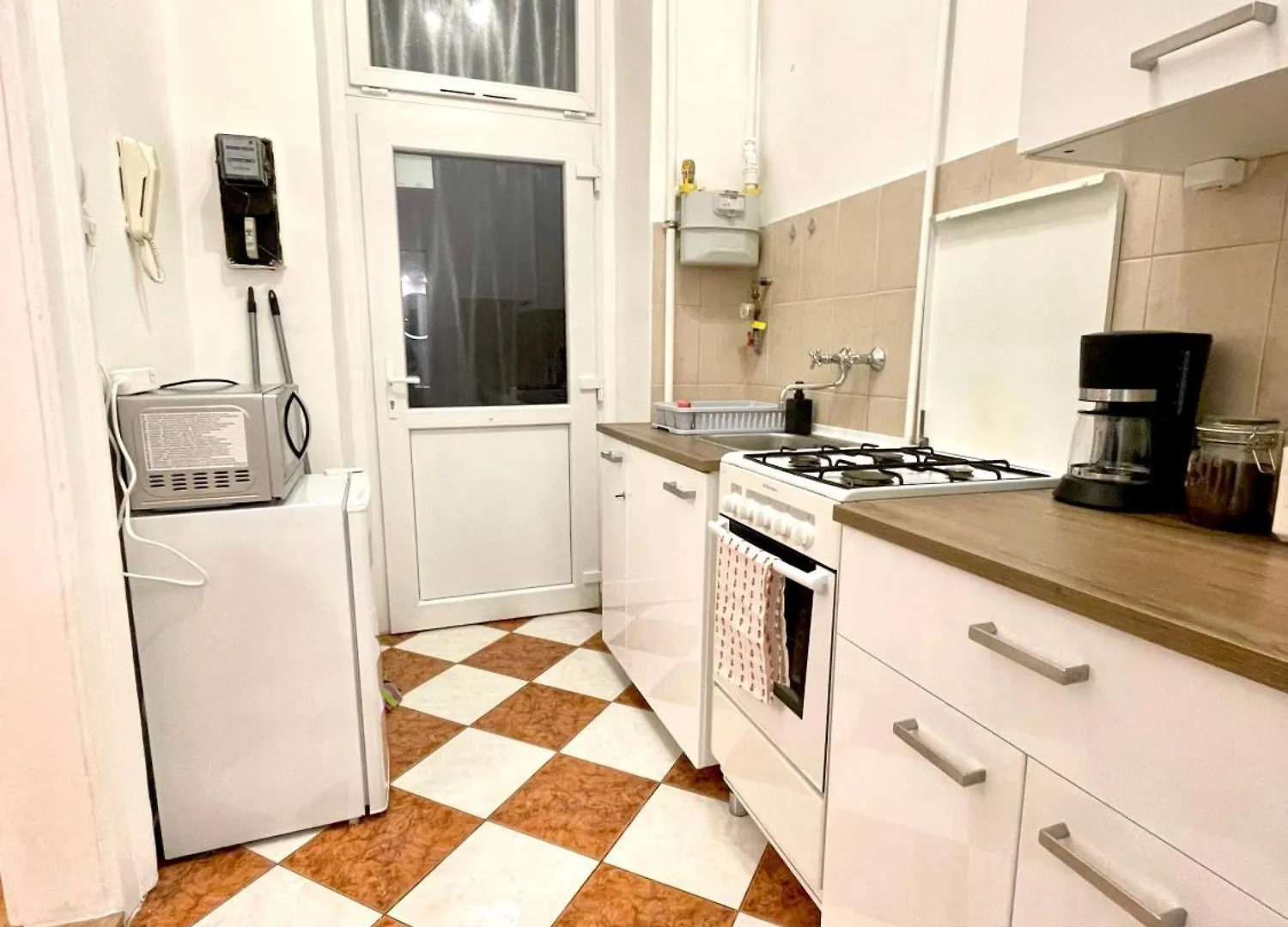 Apartment Very Warm Home With Big Bed Near New York Cafe Budapest