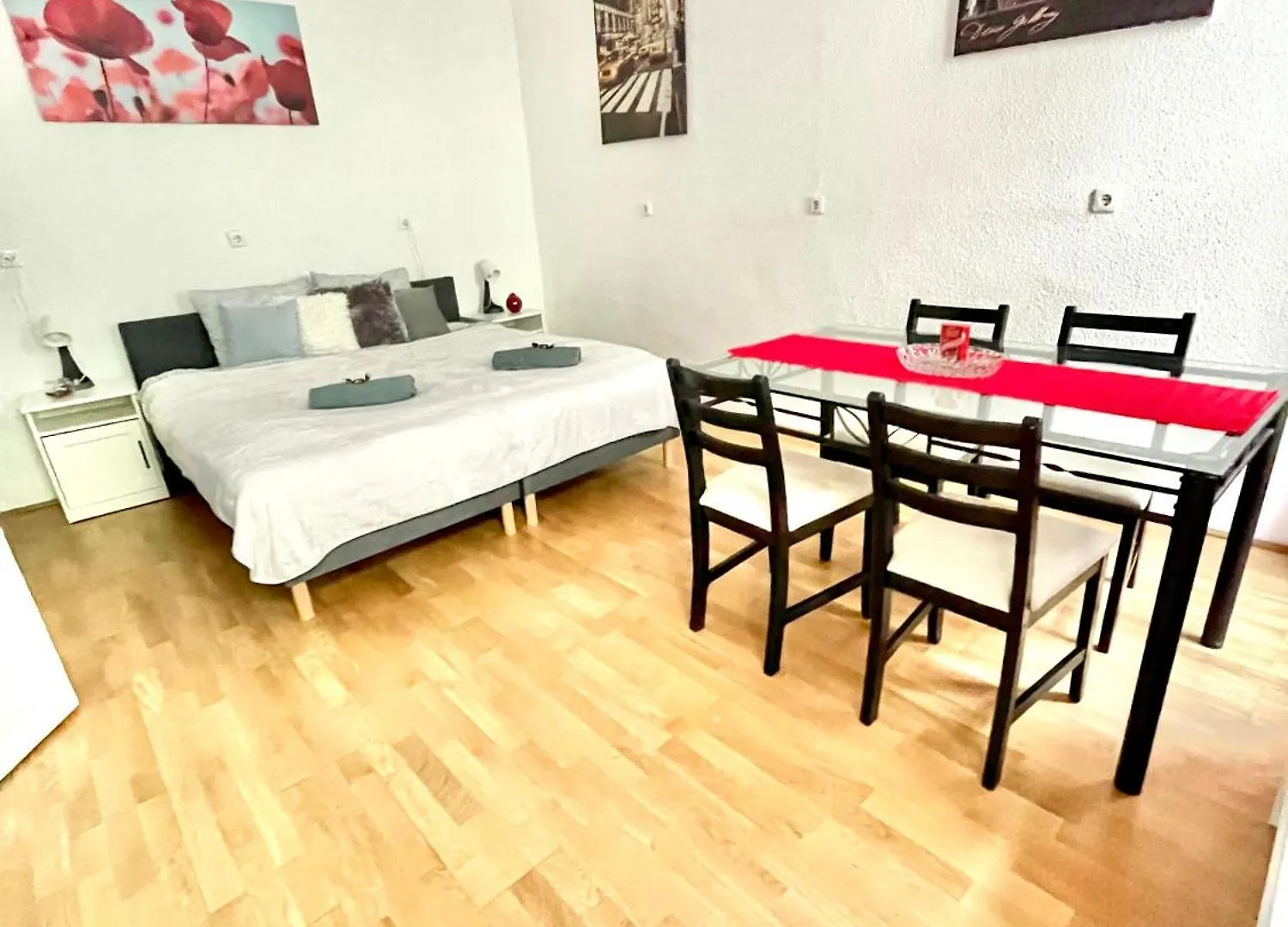 Very Warm Home With Big Bed Near New York Cafe Budapest