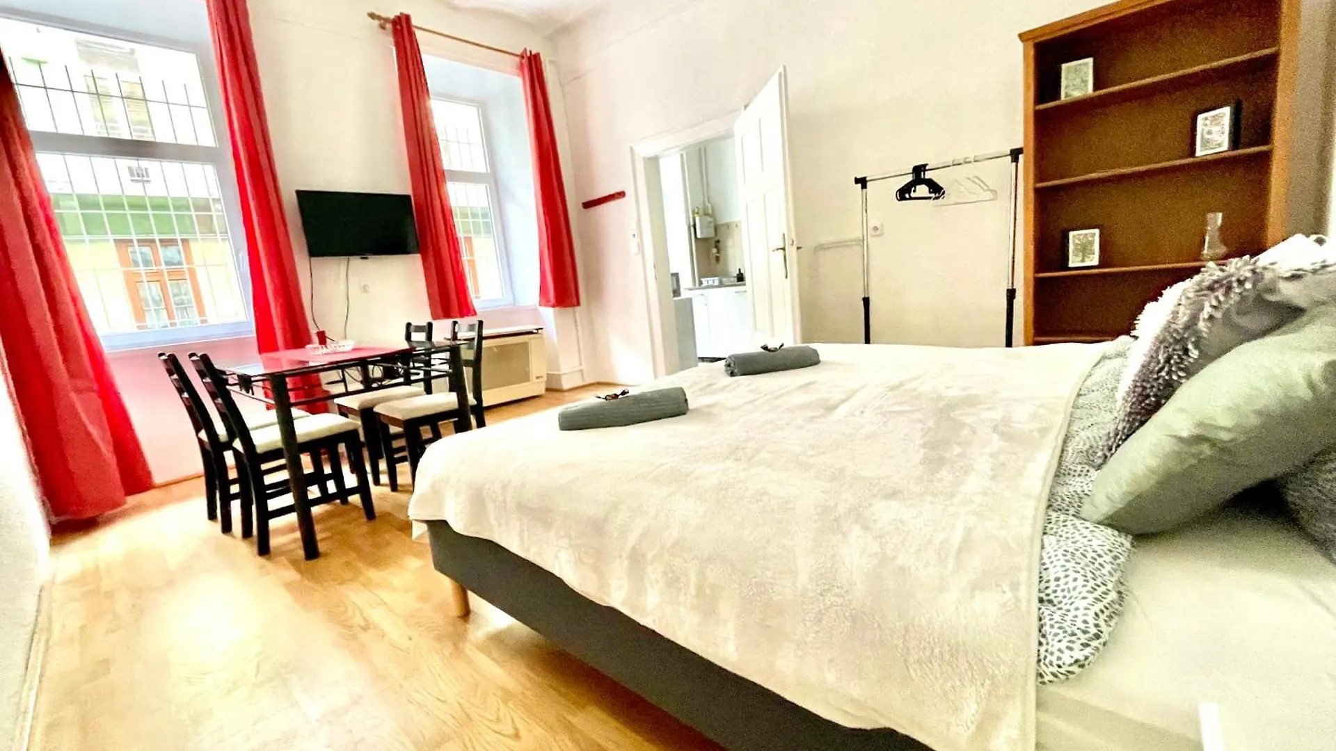 Apartment Very Warm Home With Big Bed Near New York Cafe Budapest