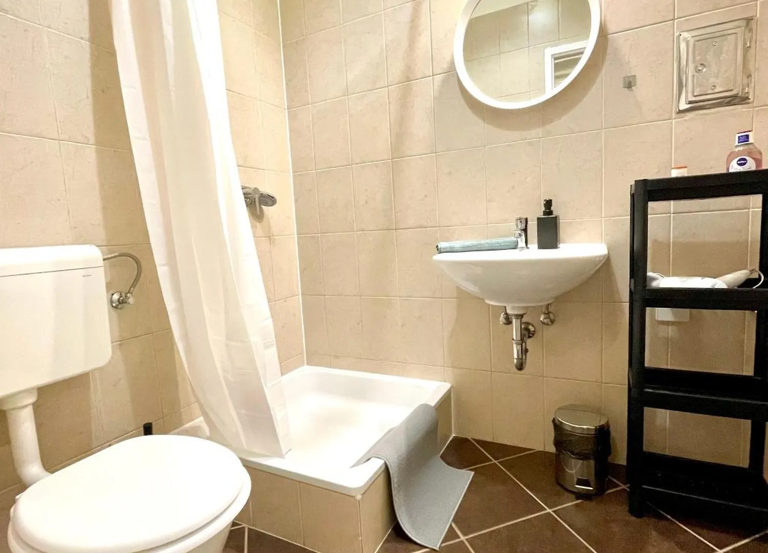 Apartment Very Warm Home With Big Bed Near New York Cafe Budapest